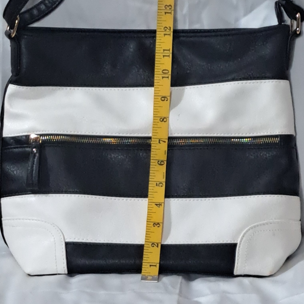 Black & White Strip PVC Leather Shoulder/Crossbody Bag EUC - Picture 10 of 15